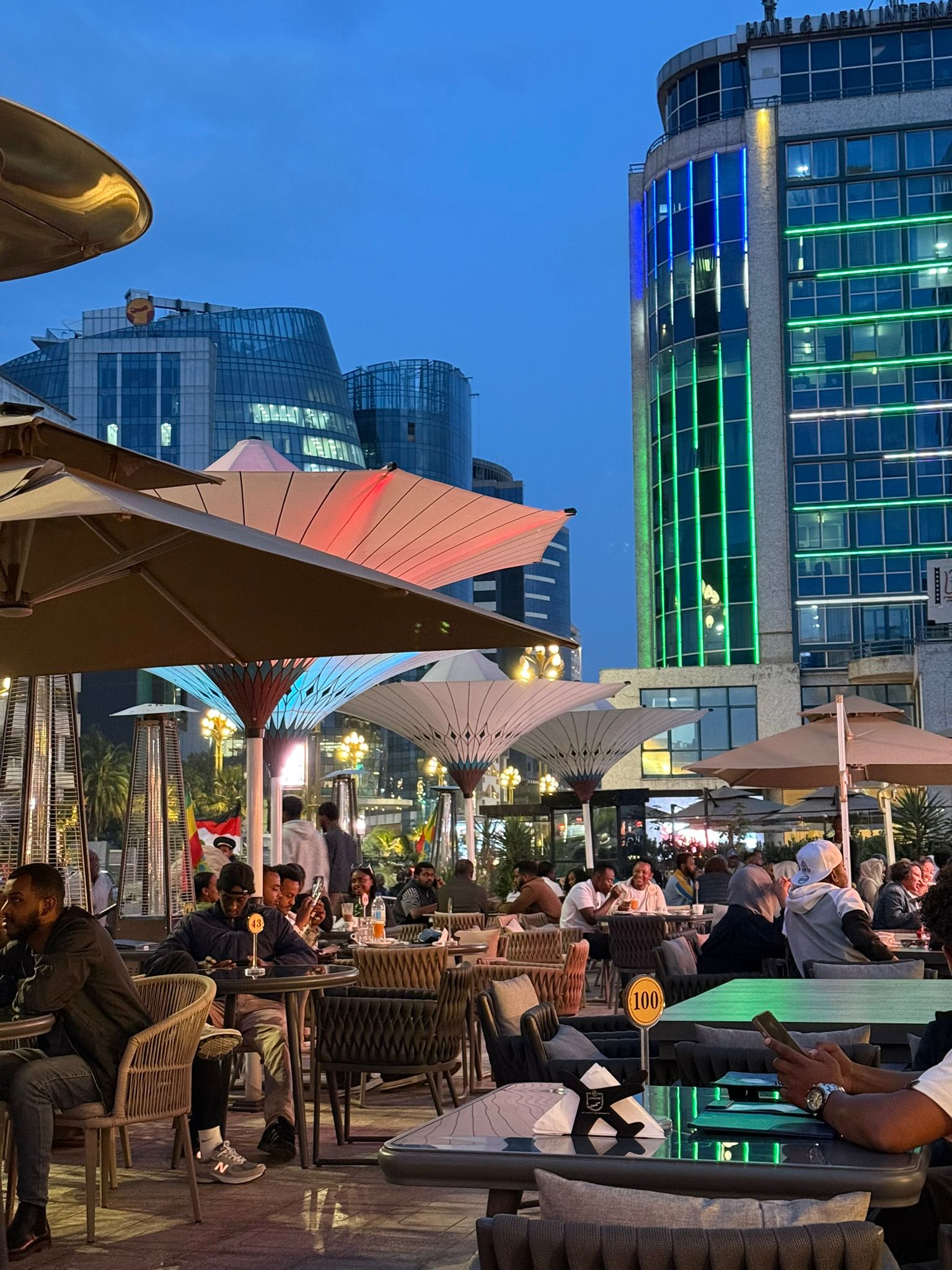 Wieczorne życie w biznesowej części Addis Abeby